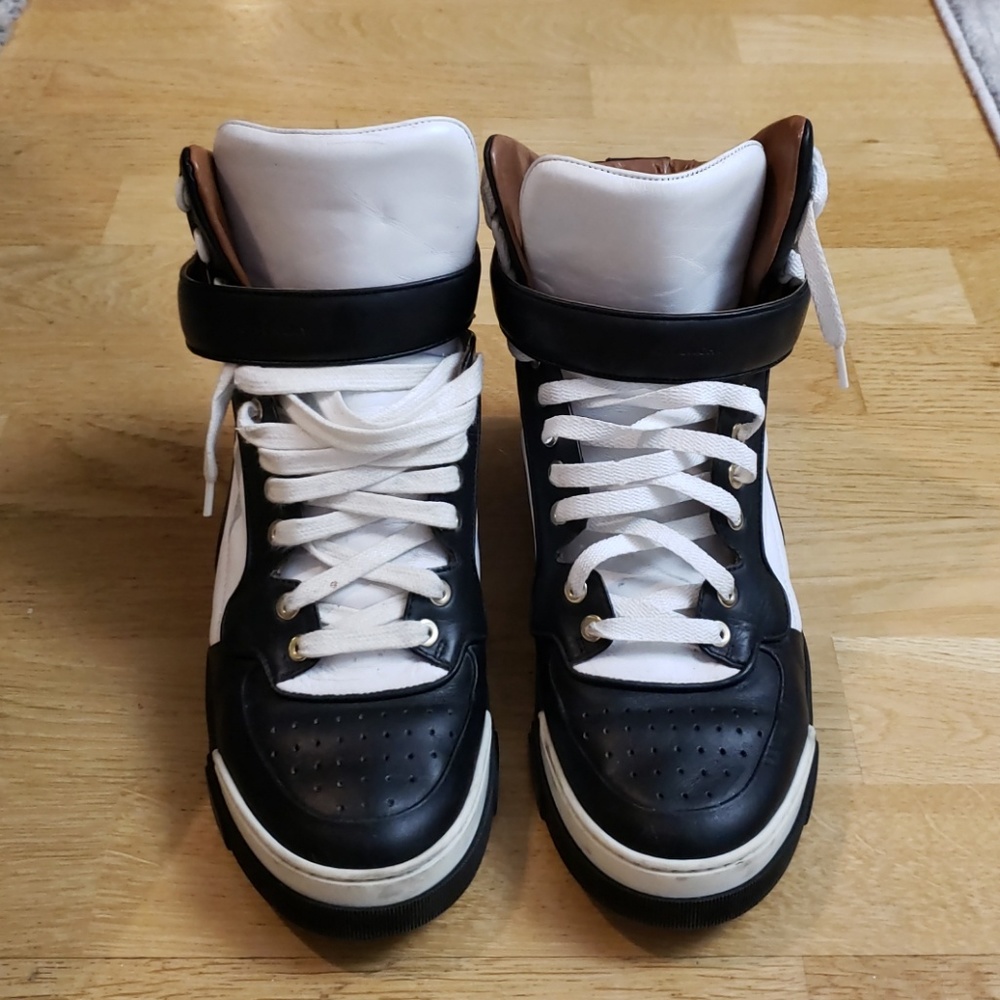 SIZE 40 BLACK & WHITE GIVENCHY SNEAKERS